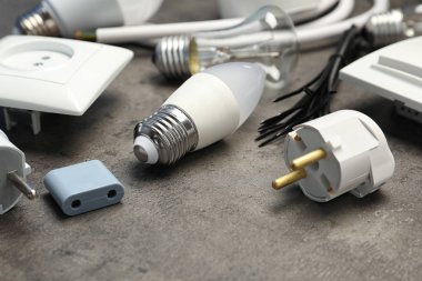 Elektrikçi ekipman gri tablo kümesi
