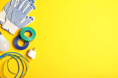Elektrikçi araçları ve metin renk arka plan üzerinde için yer düz yatıyordu kompozisyonu