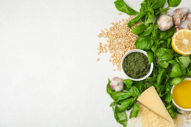 Ürünler ve beyaz arka plan üzerinde metin için yer düz yatıyordu kompozisyonu. Fesleğen pesto sosu tarifi