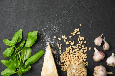 Ürünler ve siyah arka plan üzerine metin için yer düz yatıyordu kompozisyonu. Fesleğen pesto sosu tarifi