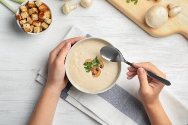 Tablo, üstten görünüm ıslak zeminde üzerinden taze ev yapımı mantar çorbası yemek kadın