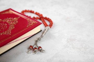 Müslüman tespih, Kur'an-ı Kerim ve gri arka plan üzerinde metin için yer