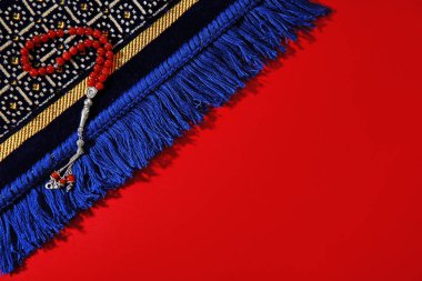 Müslüman dua boncuklarını, halı ve yer için renk arka plan üzerinde metin görünümü top