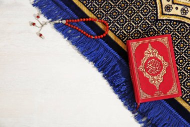 Müslüman dua boncuklarını, Kur'an-ı Kerim, halı ve ışık arka plan, metin için yer görünümü top