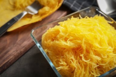 Pişmiş spagetti squash masada, closeup ile kase