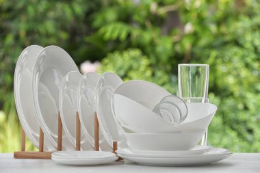 Tablo arka plan bulanık karşı temiz dishware ayarlama