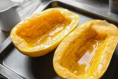 Kesme spagetti squash, closeup ile pişirme çanağı
