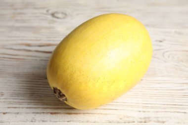 Bütün Konfit spagetti squash ahşap tablo