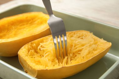 Pişirme çanağı çatal ile eti pişmiş spagetti Squash kazıma