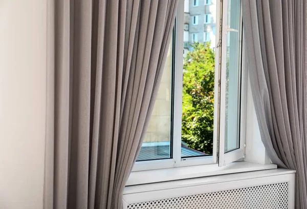 Modern Pencere Perdeleri Odasında — Stok fotoğraf