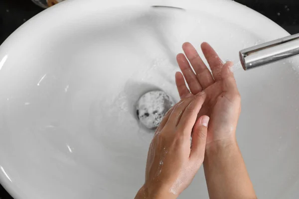 Mulher Lavar Mãos Com Sabão Sobre Pia Banheiro Vista Superior — Fotografia de Stock