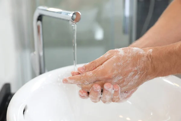 Hombre Lavándose Las Manos Con Jabón Sobre Lavabo Baño Primer — Foto de Stock