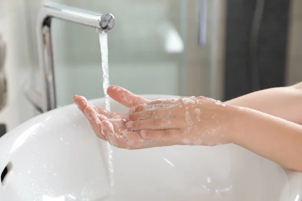 Niño Pequeño Lavándose Las Manos Con Jabón Sobre Lavabo Baño —  Fotos de Stock