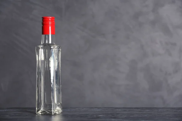 Botella Vidrio Con Vinagre Sobre Fondo Gris Espacio Para Texto —  Fotos de Stock