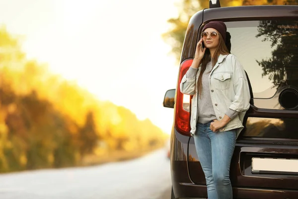 Junge Frau Mit Handy Neben Auto Auf Landstraße Raum Für — Stockfoto