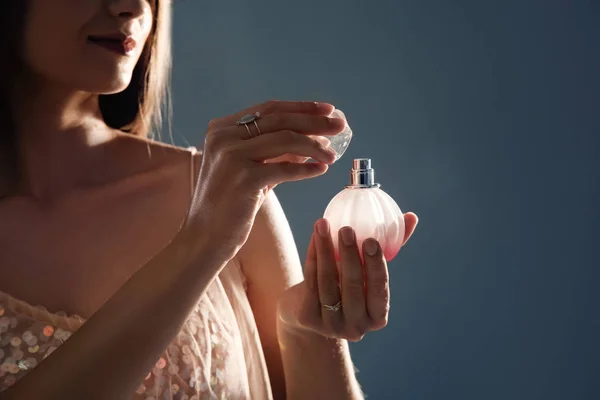 Jonge Vrouw Met Parfumfles Een Grijze Achtergrond Close Ruimte Voor — Stockfoto