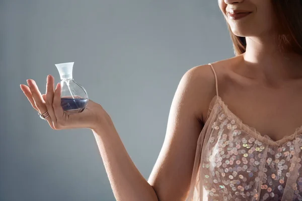 Mujer Joven Con Frasco Perfume Sobre Fondo Gris Primer Plano — Foto de Stock