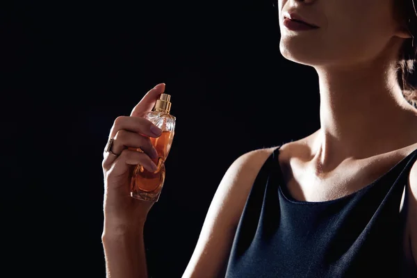 Junge Frau Mit Parfüm Auf Schwarzem Hintergrund Nahaufnahme — Stockfoto