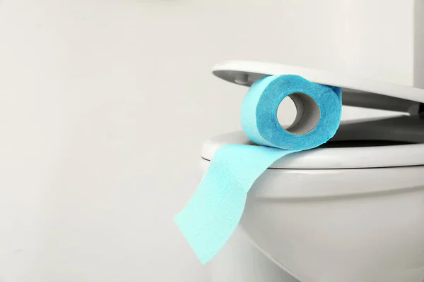 Toilet Bowl Paper Roll Light Background Space Text — Stock Photo, Image