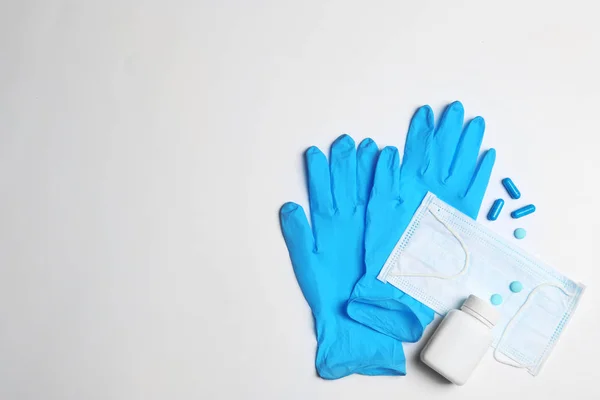 Composición Plana Con Guantes Médicos Sobre Fondo Blanco Espacio Para — Foto de Stock