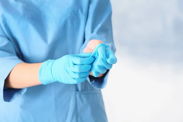 Arzt Zieht Medizinische Handschuhe Auf Farbigem Hintergrund Aus Raum Für — Stockfoto
