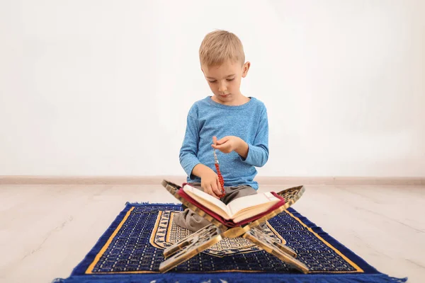 Niño Musulmán Con Misbaha Corán Rezando Alfombra Interior — Foto de Stock