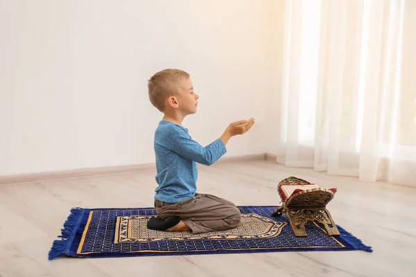 Niño Musulmán Con Corán Rezando Alfombra Interior — Foto de Stock