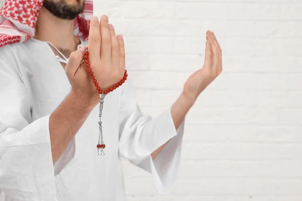 Muslim Pria Berdoa Dekat Dinding Bata Close — Stok Foto