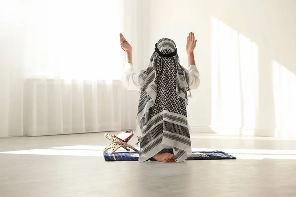 Muslim Pria Dalam Pakaian Tradisional Berdoa Karpet Dalam Ruangan — Stok Foto