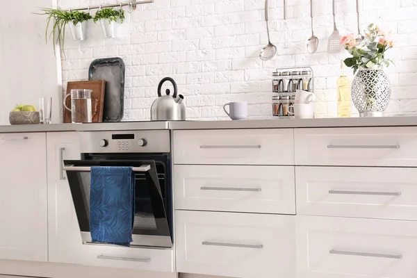 Light Modern Kitchen Interior New Oven — Stock Photo, Image