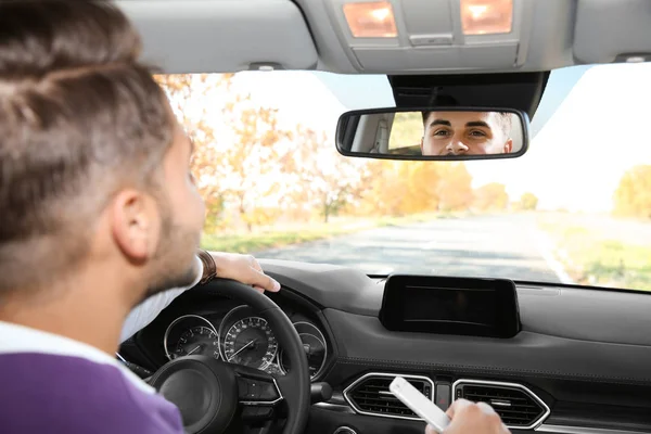 Joven Hombre Guapo Mirando Espejo Interior Coche — Foto de Stock