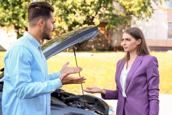 Pareja Discutiendo Cerca Coche Roto Calle Ciudad — Foto de Stock