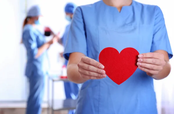 Médico Segurar Coração Vermelho Hospital Perto Dia Doação — Fotografia de Stock