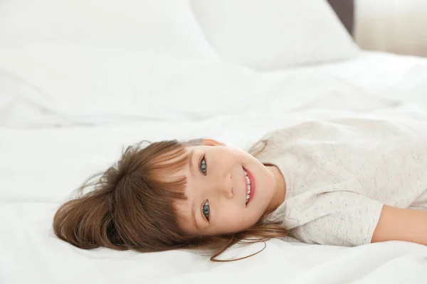 Πορτρέτο Του Χαριτωμένο Κοριτσάκι Που Βρίσκεται Στο Κρεβάτι Στο Σπίτι — Φωτογραφία Αρχείου