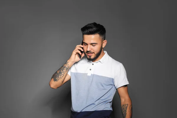 Retrato Joven Guapo Con Teléfono Móvil Sobre Fondo Gris — Foto de Stock