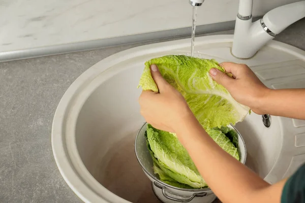 Wanita Mencuci Daun Kubis Savoy Bawah Air Keran Wastafel Dapur — Stok Foto