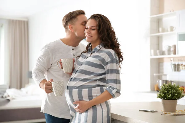 Schwangere Mit Ihrem Mann Der Küche Glückliche Junge Familie — Stockfoto