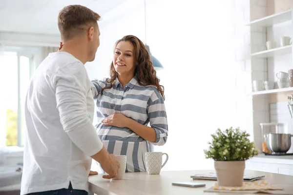 Mujer Embarazada Con Marido Cocina Espacio Para Texto — Foto de Stock