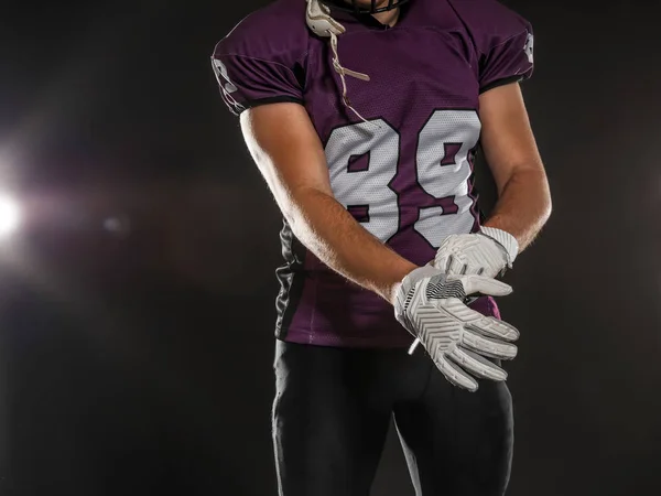 Jogador Futebol Americano Vestindo Uniforme Fundo Escuro Close — Fotografia de Stock