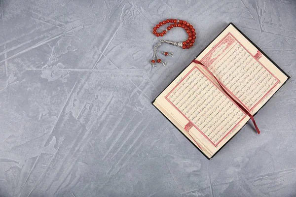 Moslim Bidparels Quran Ruimte Voor Tekst Een Grijze Achtergrond Top — Stockfoto