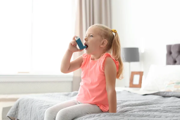 Κοριτσάκι Συσκευή Εισπνοής Άσθμα Χρήση Στο Υπνοδωμάτιο — Φωτογραφία Αρχείου