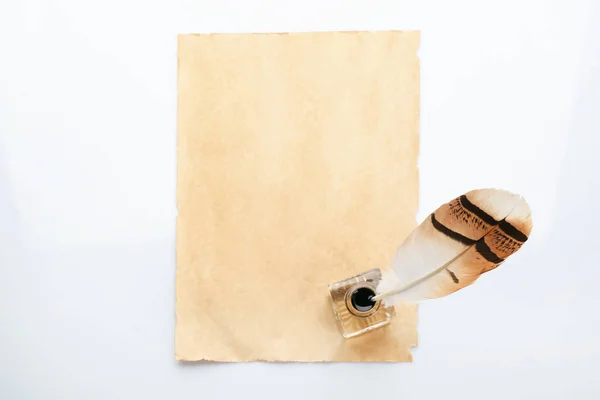 Veren Pen Met Inktpotje Blanco Papier Witte Achtergrond Bovenaanzicht Ruimte — Stockfoto