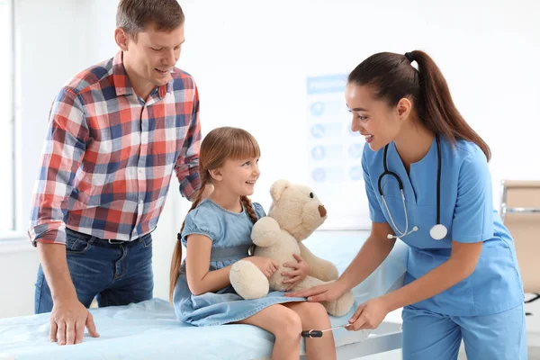 Kinderarzt Untersucht Kleines Mädchen Der Nähe Von Eltern Krankenhaus — Stockfoto