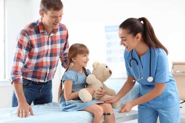 Médico Niños Examinando Niña Cerca Padres Hospital — Foto de Stock