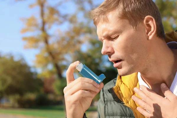 Hombre Usando Inhalador Asma Aire Libre Espacio Para Texto — Foto de Stock