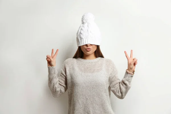 Hermosa Mujer Joven Suéter Cálido Con Sombrero Sobre Fondo Blanco — Foto de Stock