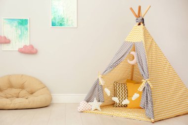 Modern kreş odası iç çocuklarınızın oyun çadırı ile