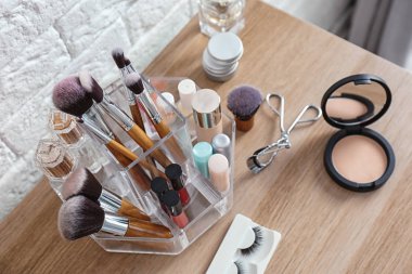 Tablo yakınındaki duvara makyaj için kozmetik ürünleri ile Organizatör