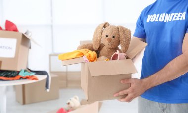 Erkek gönüllü holding kutusu kapalı bağışlar. Metin için yer