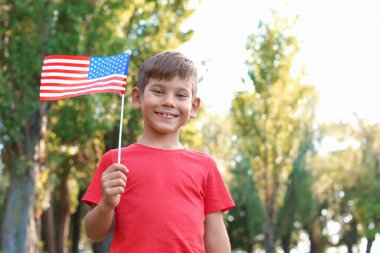 Sevimli küçük çocuk parkı Amerikan bayrağı ile